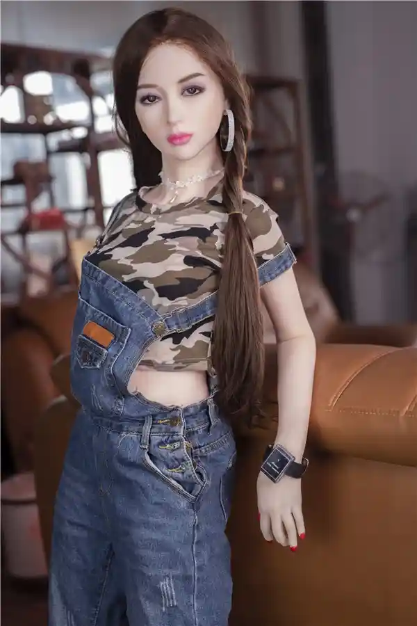 6YE Doll Rylie 150cmの高級大人向けラブドール。小ぶりな胸でセクシーな大人の体験を。