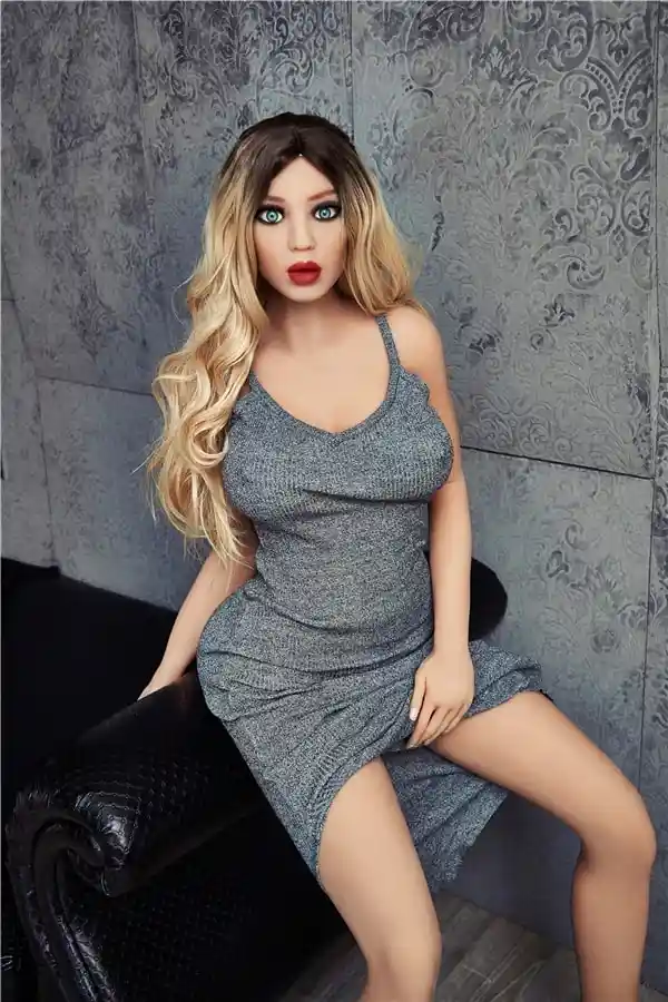 アイアンテックドール - リアルで曲線美のあるブロンドのセックスドール シエナ 169cm 印象的なバスト