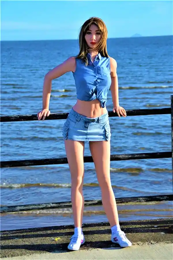 アイアンテックドールは、168cmのリアルなブロンドのスリムな大人のコンパニオン、エミリーをお届けします