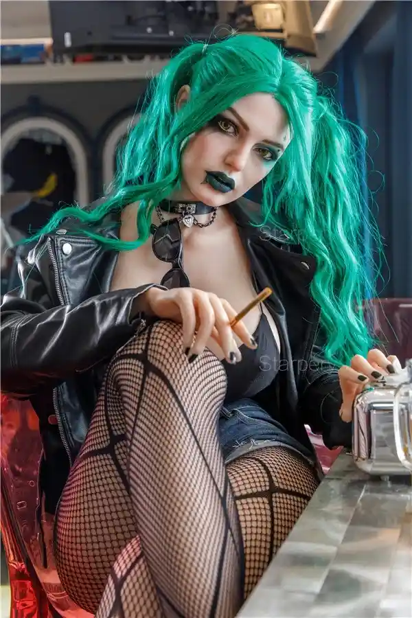 スターペリードールがハーレイ・クインのセレブセックスドール「フローラ」（身長174cm）を発表