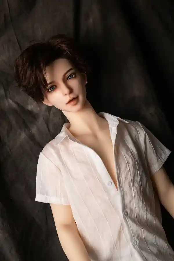 Qita DollがMilesを発表：シリコンヘッドを備えた140cmの印象的な男性ゲイセックスドール