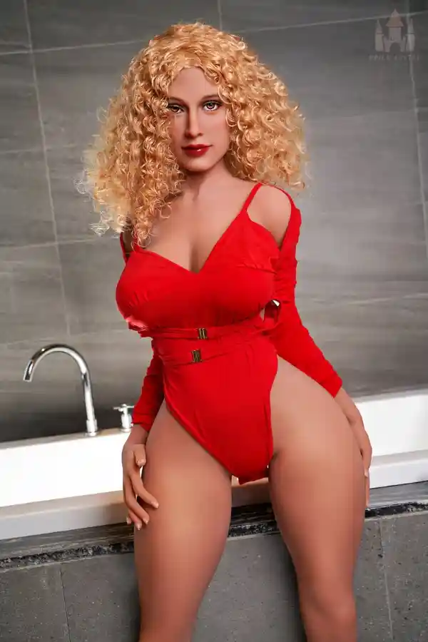 エバーリー 153cm：ドールズキャッスルの究極のブロンドMILF巨尻セックスドール